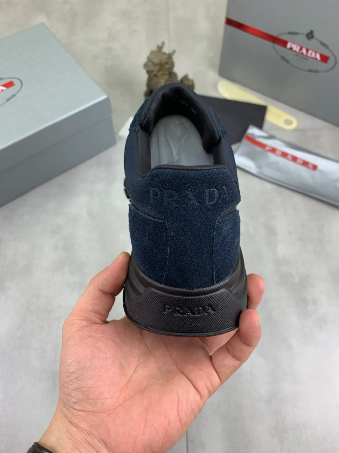 Men's shoes 💰P520 new (higher version) new PRADA (Prada) classic models are on the market at the same time, new men's shoes, 😘fabrics are selected from original imported calfskin. First layer of imported cowhide lining. The original version is awesome! 👍🏿Original open-molded non-slip PU outsole, with exquisite lines, simple and elegant, super comfortable and classy on foot, suitable for leisure travel. Code number: 38-45 (46 customized) 2️⃣ colors available